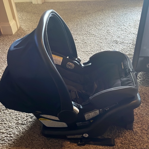 GRACO infant boy car seat with base - Picture 3 of 3